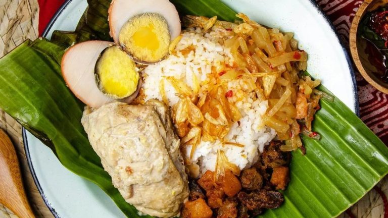 Berburu Nasi Liwet Autentik Di Solo Tengah Malam Sebuah Petualangan Rasa Yang Tak Terlupakan