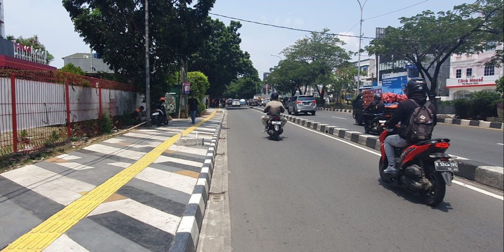 Etika Mendahului Kendaraan Panjang Di Jalan Sempit Panduan Keselamatan Dan Tanggung Jawab Pengendara
