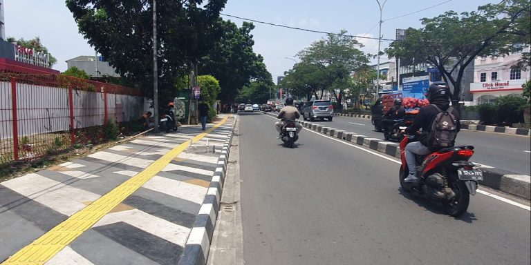 Etika Mendahului Kendaraan Panjang Di Jalan Sempit Panduan Keselamatan Dan Tanggung Jawab Pengendara